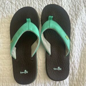 youth Sanuk flip flops